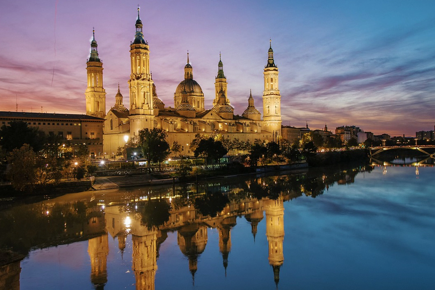 Basílica del Pilar de Zaragoza al atardecer